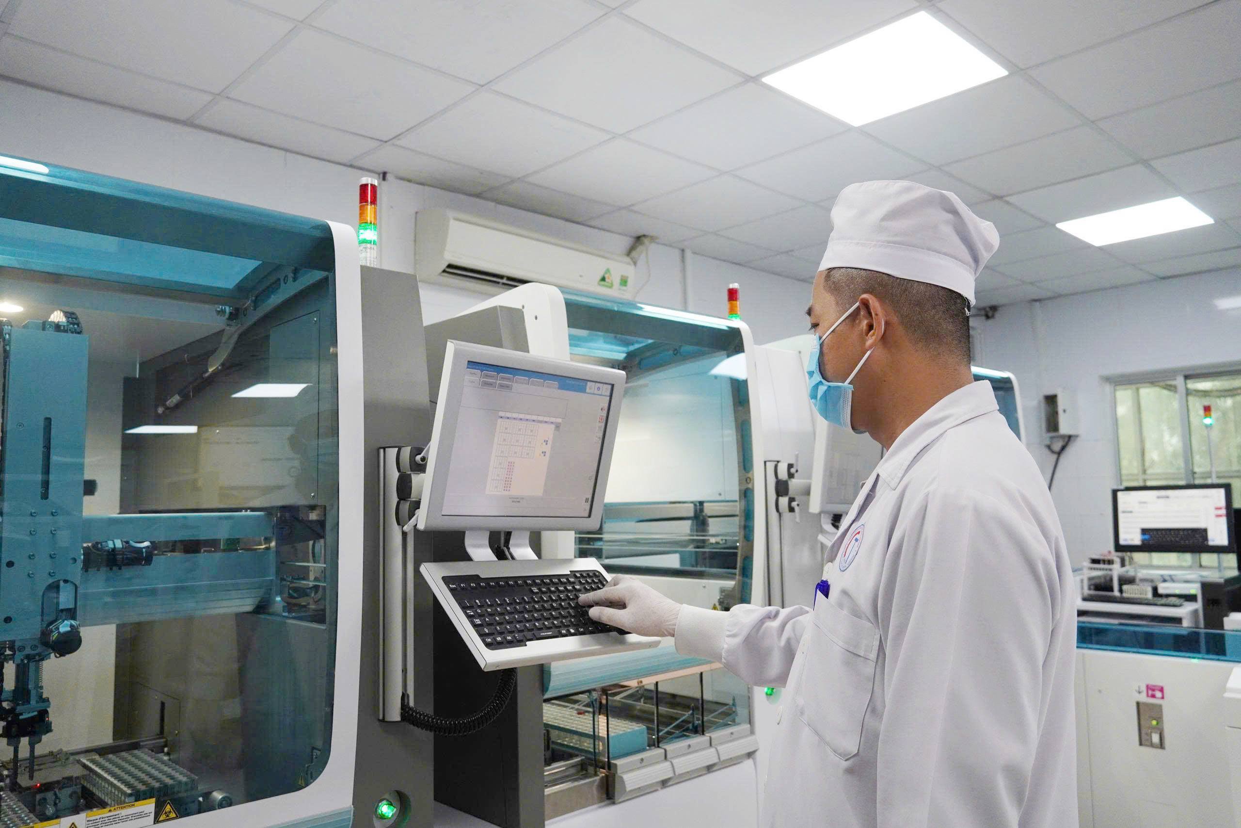 Vận hành hệ thống xét nghiệm tự động hóa hiện đại tại Bệnh viện Đa khoa Trung ương Cần Thơ 